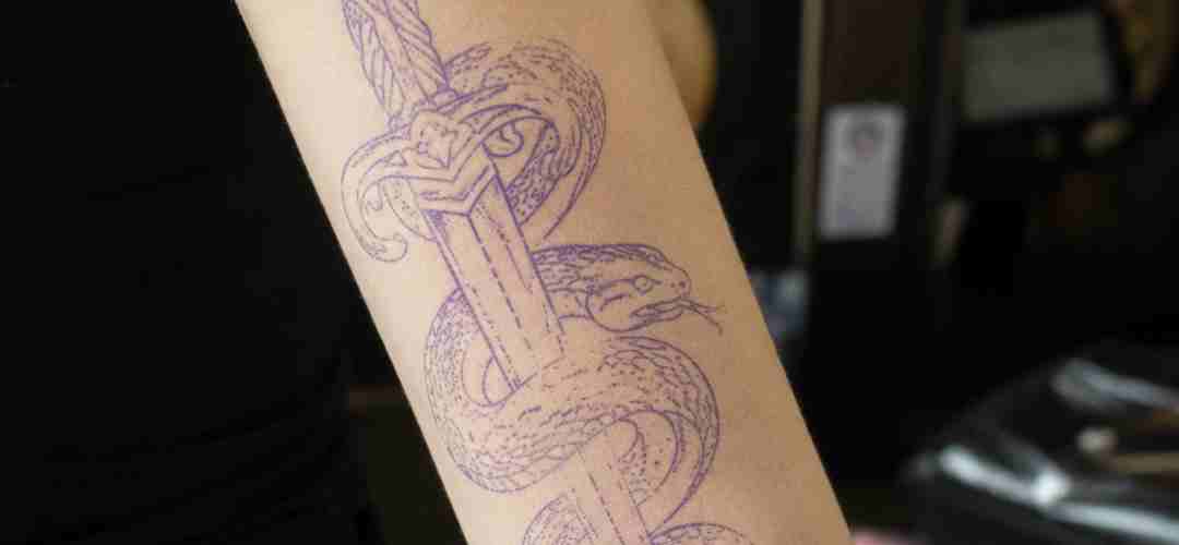 Plantilla de tatuaje colocada sobre la piel