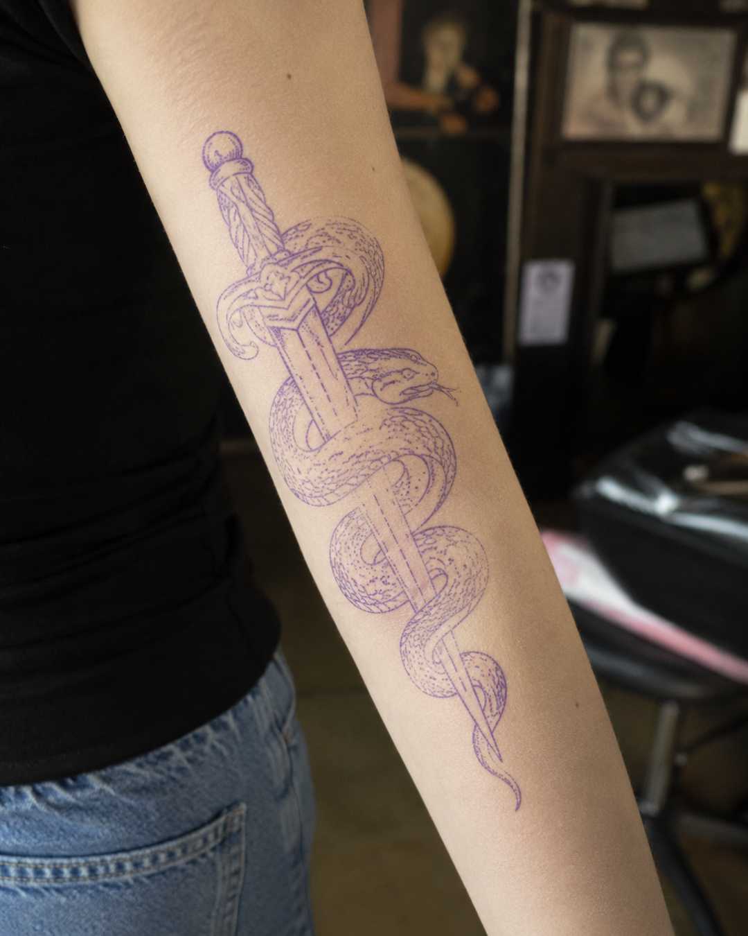 Plantilla de tatuaje colocada sobre la piel